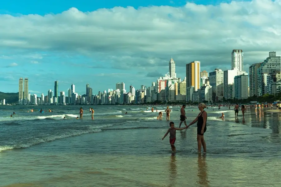 Balneário Camboriú — praia com o skyline da cidade