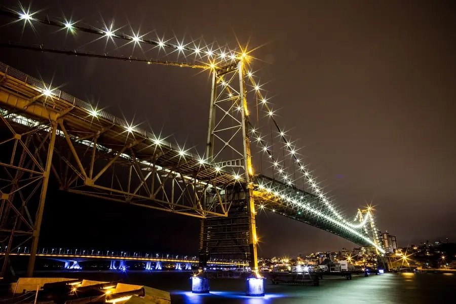 Florianópolis — Ponte Hercílio Luz iluminada à noite