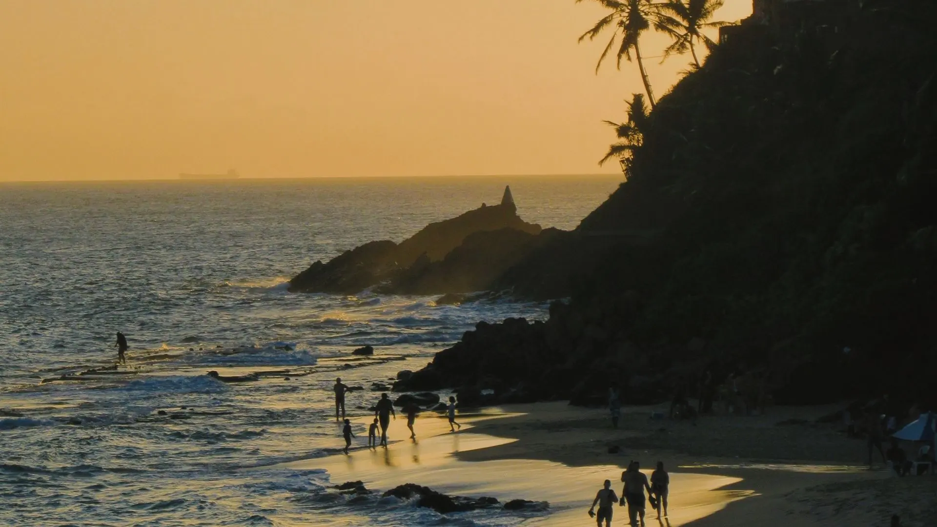 Praia no Brasil ao entardecer, grupo de amigos aproveitando