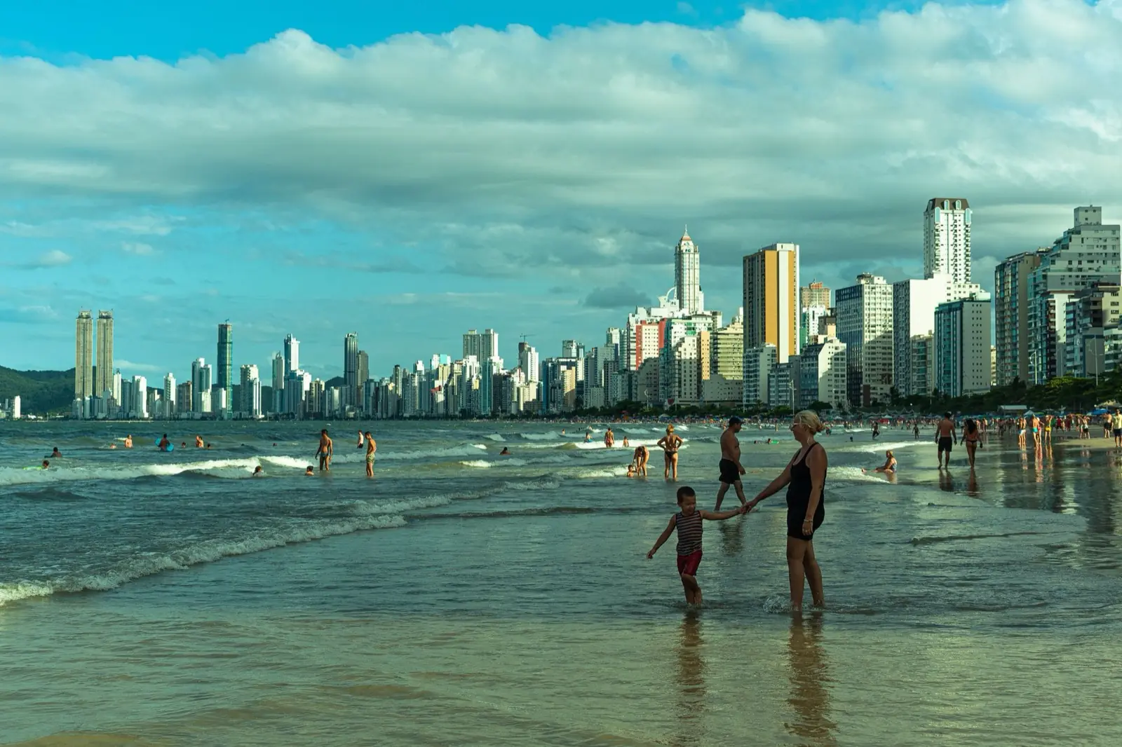 Praia de Balneário Camboriú com o skyline de prédios ao fundo